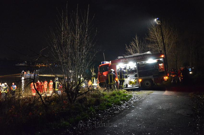 Einsatz BF Koeln PKW im Rhein Mondorf Hersel P119.JPG